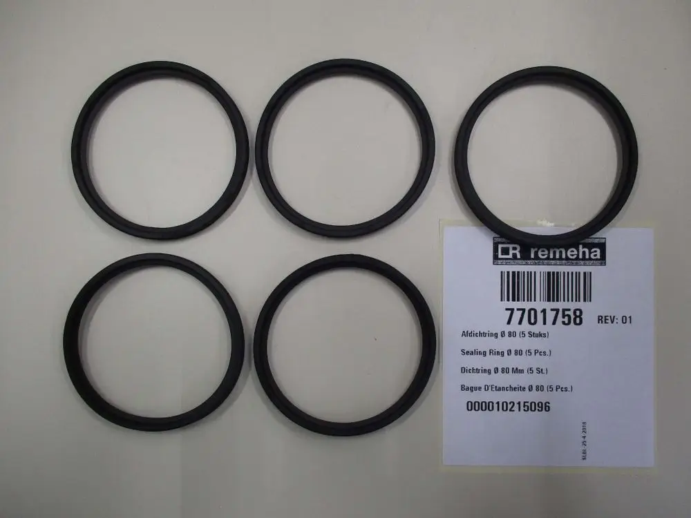 Fünf schwarze Dichtungsringe von Remeha, angeordnet auf einer hellen Oberfläche. Eine Etikette mit Artikelnummer und Bezeichnung ist sichtbar.